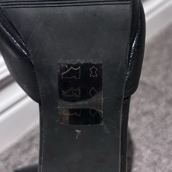 Le Chateau Black Ankle Strap Heels - Picture 6 of 6